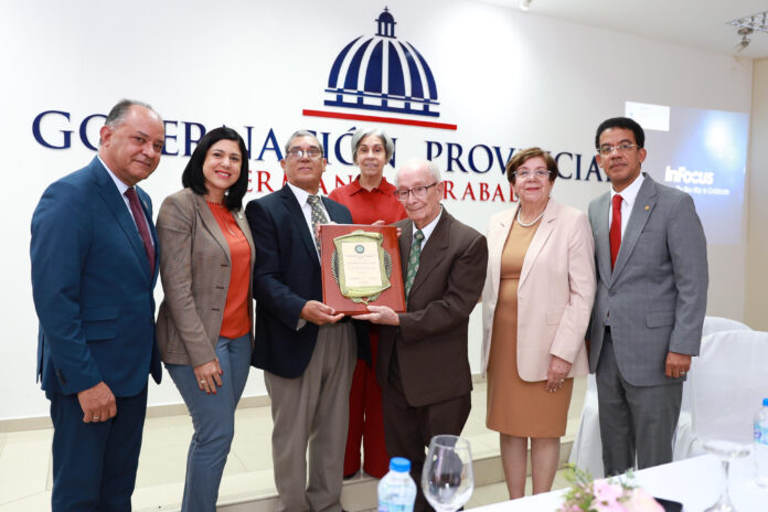 Reconocen juez jubilado de 95 años, y más de 40 de servicio en el poder judicial en la Provincia Hermanas Mirabal