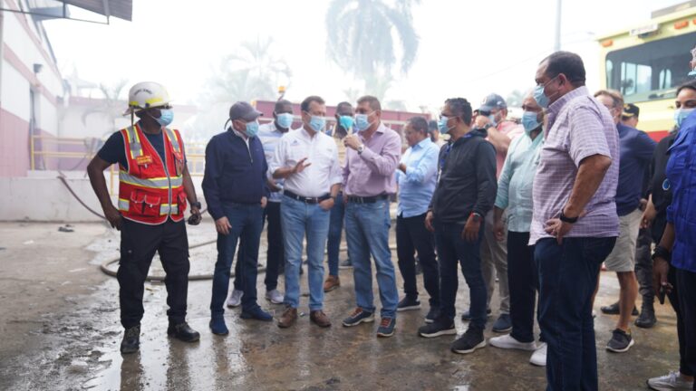 Ministro Ito Bisonó visita parque industrial de San Pedro de Macorís donde se registró incendio de cinco naves industriales
