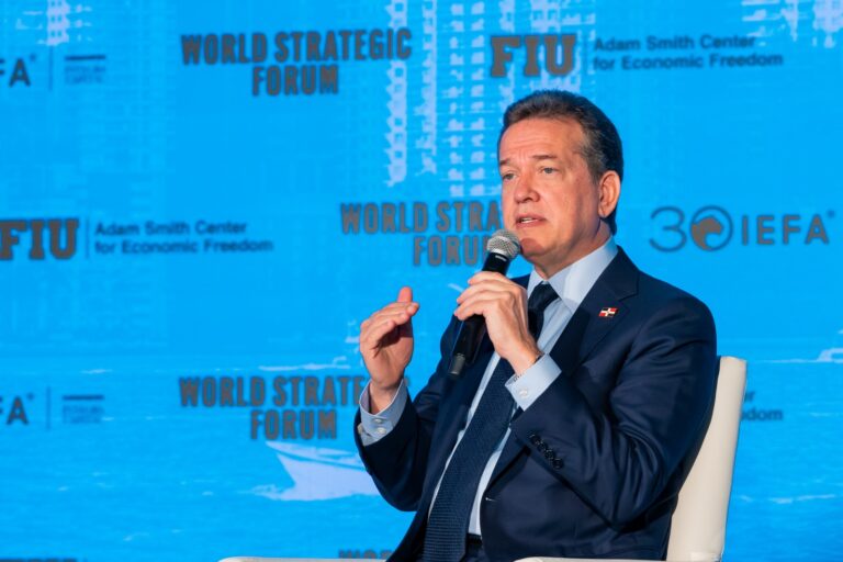 Ministro Bisonó promueve en Miami a República Dominicana como un destino confiable para la inversión global