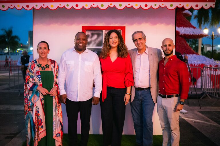 La magia de la Navidad llega a Plaza España con el árbol Coca Cola