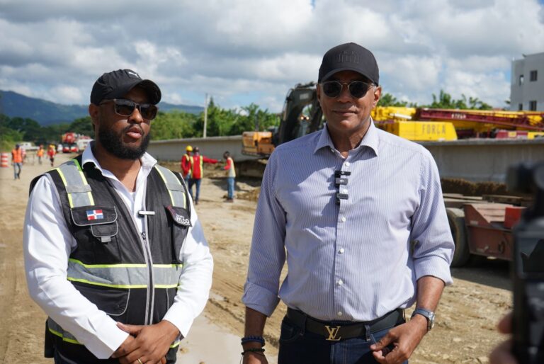Carlos Gómez Senador por Espaillat supervisa avances en la circunvalación de los cruces de Chero y Estancia Nueva en Moca