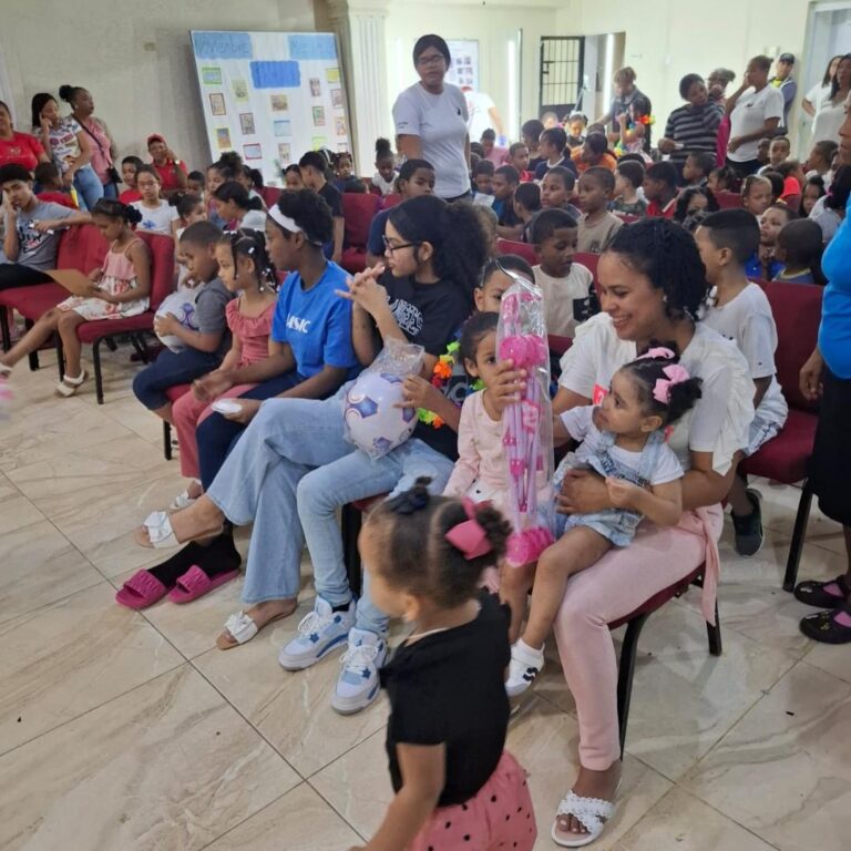 Comunicador Junior Caba dona juguetes a niños de escasos