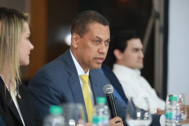 INDOTEL inicia entrega de cajas convertidoras para la Televisión Terrestre Digital en región norte del país