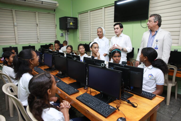 INDOTEL beneficia a más de 500 estudiantes de escuela de Cristo Rey con laboratorio informático