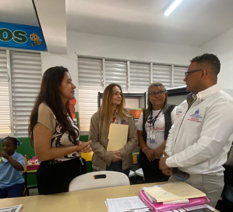 Director de Participación Comunitaria supervisa jornada de salud visual del proyecto Aprender y Crecer en la regional 10-04