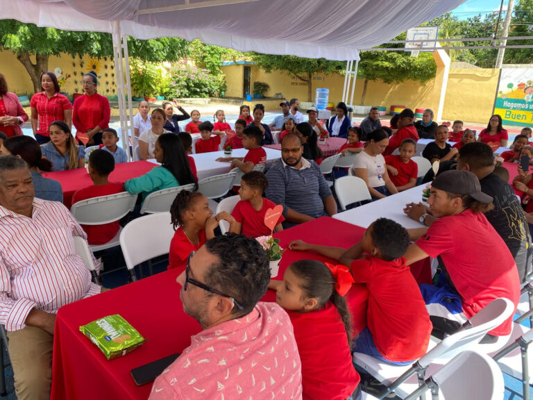 «Almuerza con tu Hijo» fortalece integración familiar en SFM; Participación Comunitaria extenderá iniciativa