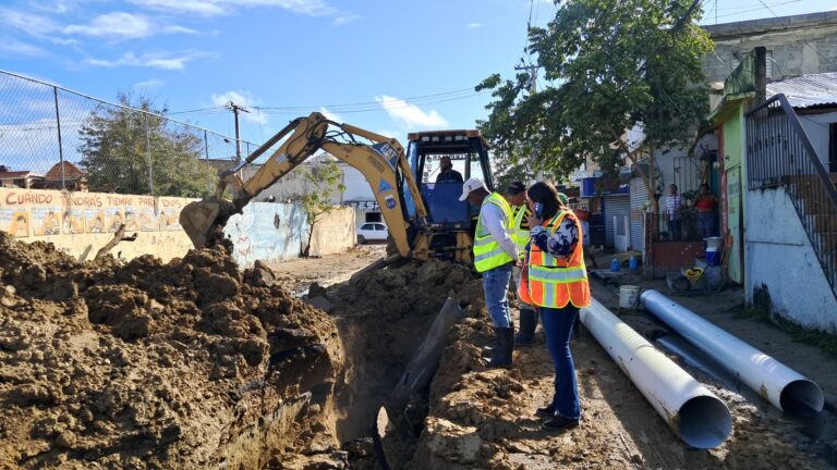 Coraasan sustituye tramo de colector de aguas residuales en la calle Cero de Los Salados