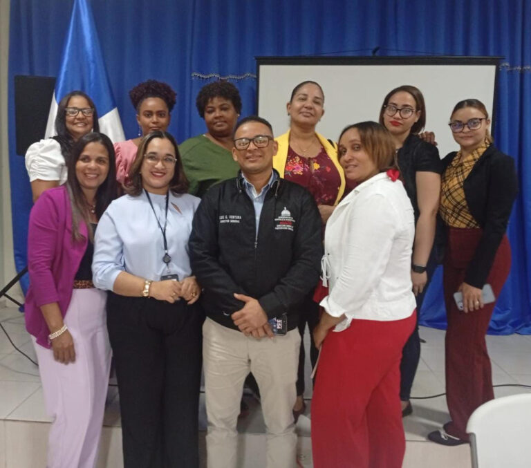 Director de Participación Comunitaria escucha a padres en La Vega y reitera su compromiso con la educación
