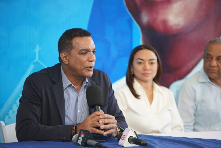 Senador Carlos Gómez impulsa jornada de pasaportes en Moca con el operativo “Pasaporte en Ruta”