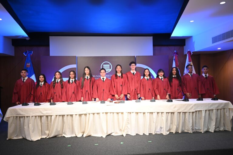 Colegio Loyola y el Tribunal Constitucional celebran audiencia simulada con estudiantes de secundaria