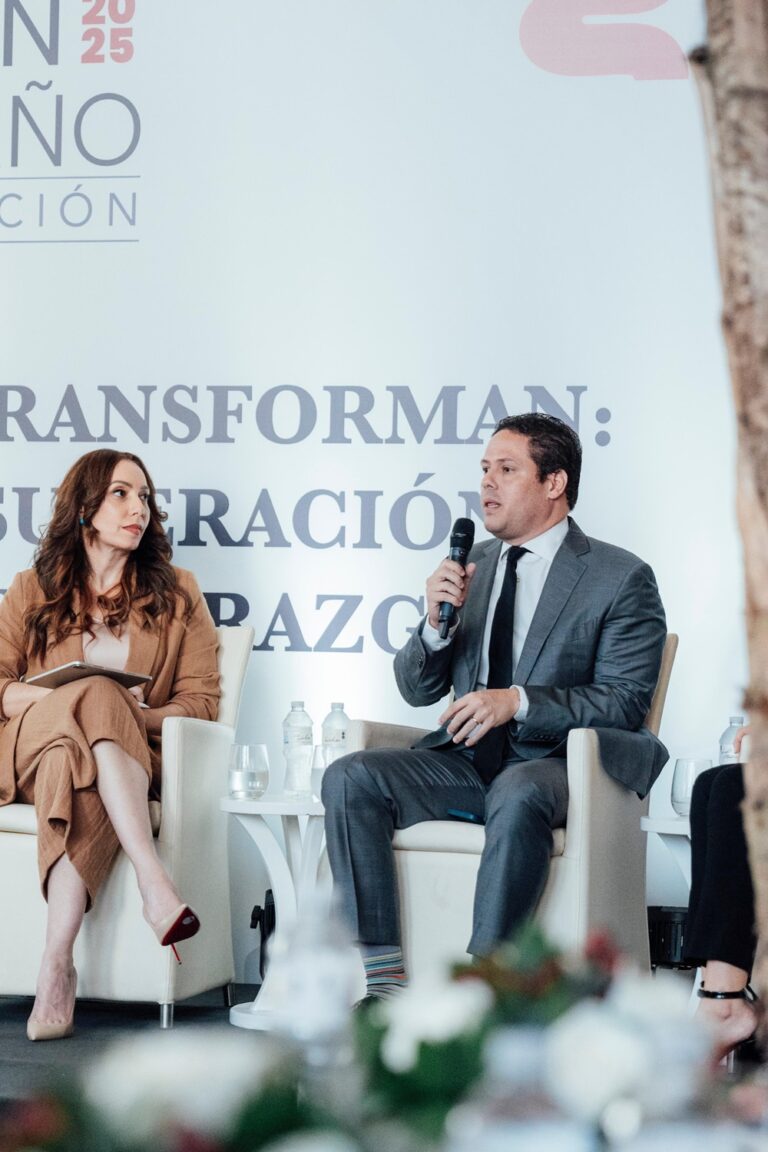 Ministro Bonilla motiva a jóvenes a seguir impulsando cambios en el sector construcción