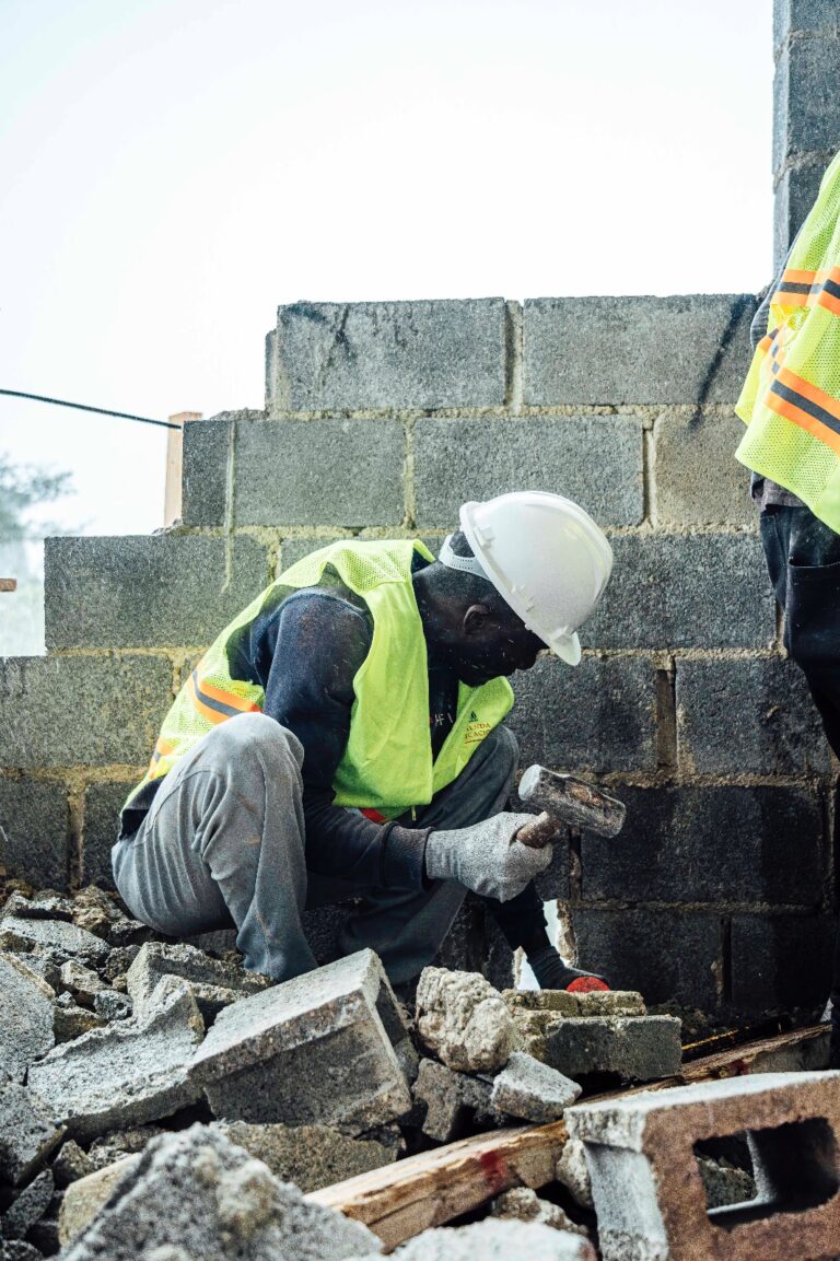 MIVED realiza demolición de edificio en Herrera por incumplir normas y poner en riesgo la vida de ciudadanos