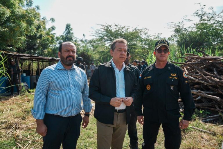 Ministro Ito Bisonó encabeza junto al CECCOM operativo que desmantela fábrica clandestina de alcohol en Barahona e incauta más de 13,000 litros de producto ilegal