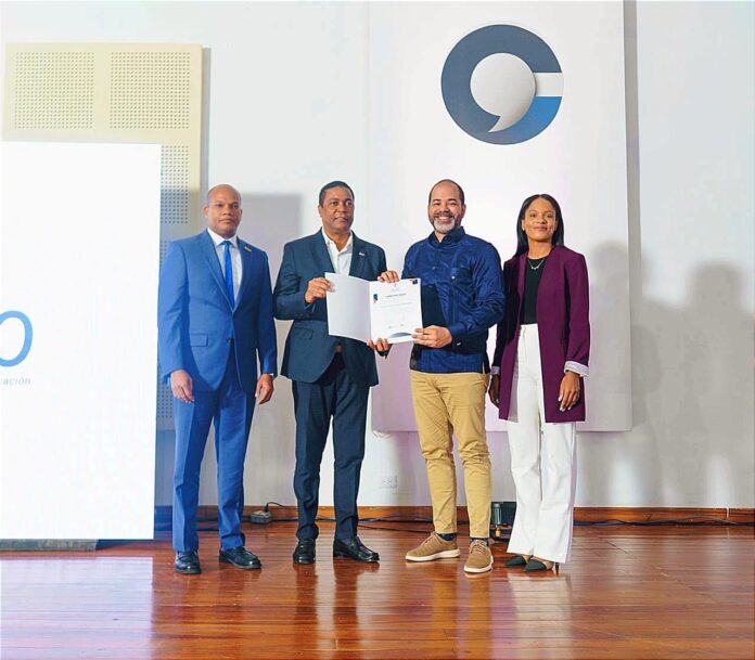 Durante la entrega de certificados de la Formación Integral de la Municipalidad con Miguel Otañez, presidente de CAESCO y Víctor D’Aza, presidente de la LMD
