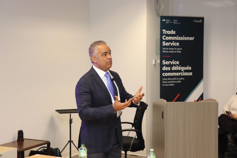 Ministro Joel Santos asistió a la convención minera en Canadá