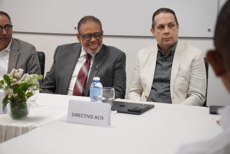 Modesto Guzmán se reúne con comerciantes e industriales de Santiago