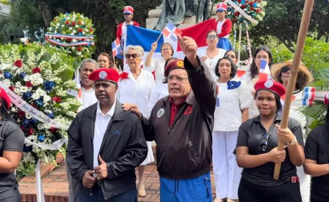 Luis “El Gallo” denuncia escuelas reemplazan Himno Nacional por canción de Juan Luis Guerra