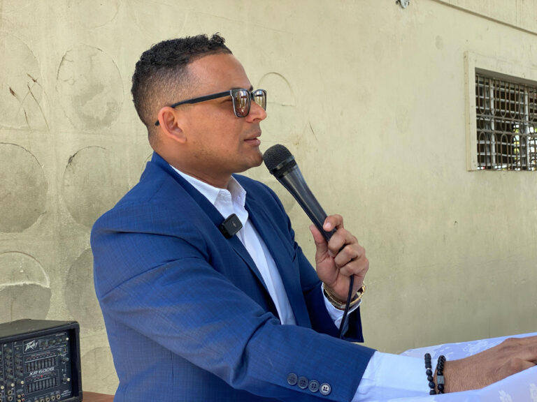 Regidor Luis Gabriel Ventura entrega una de dos ambulancias gestionadas para SFM