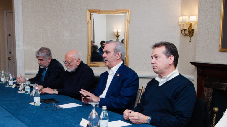 Presidente Abinader sostiene reunión de coordinación con empresarios dominicanos tras su arribo anoche a Washington