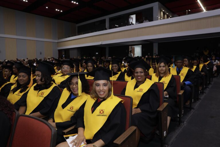 UNIREMHOS celebra su sexagésima tercera graduación con un llamado a ver el futuro del trabajo