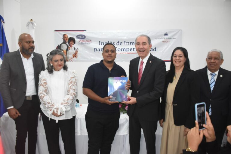 MESCyT impacta a comunitarios en SDE con Inglés de Inmersión