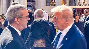 Presidente Abinader y Donald Trump conversan brevemente durante ceremonial al Papa Francisco