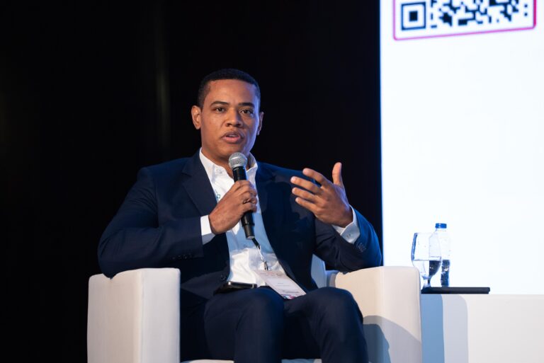 República Dominicana trabaja en la modernización de las leyes de energía para acelerar la transición energética
