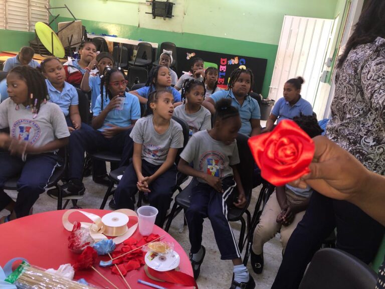 FundoVida imparte taller de elaboración de flores en Escuela Santa Clara