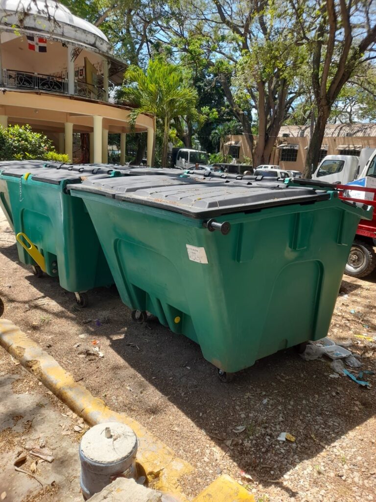 Ayuntamiento Municipal de San Cristóbal (AMSC) adquiere nuevos contenedores para agilizar recogida de basura en la ciudad 