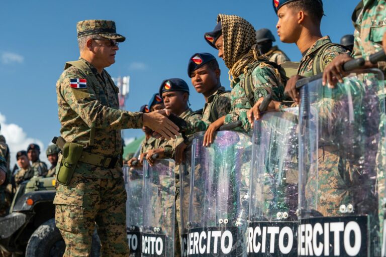 Ministro de Defensa visita Friusa y Mata Mosquito para supervisar operaciones de seguridad y control migratorio