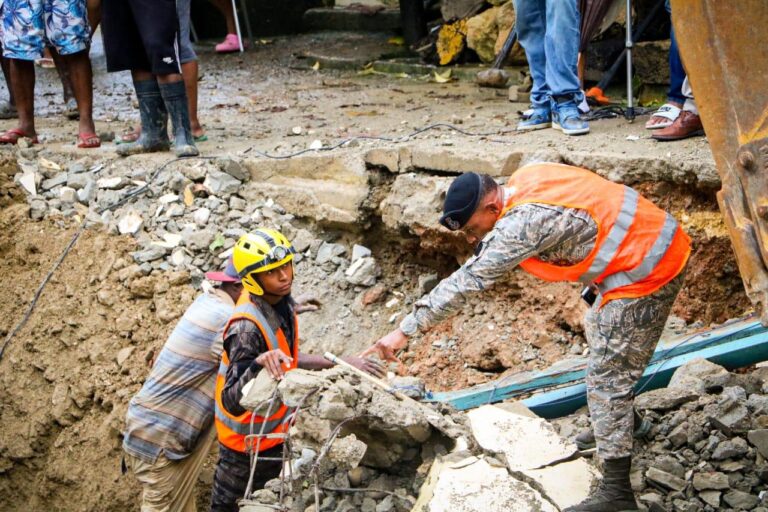 Base Aérea Puerto Plata realiza remoción de escombros de viviendas colapsadas en Maranatha