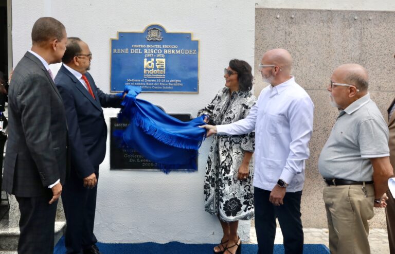 INDOTEL renombra edificio del Centro Cultural como “René del Risco Bermúdez” y develiza tarja en su honor