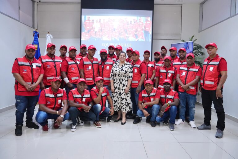 Energía y Minas capacita a 24 brigadistas de la mina de larimar en liderazgo efectivo