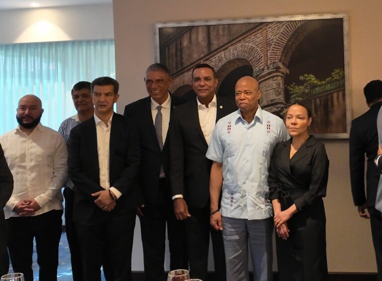 Senador Carlos Gómez participa en encuentro oficial con el Alcalde de Nueva York, Eric Adams, durante su visita a la República Dominicana