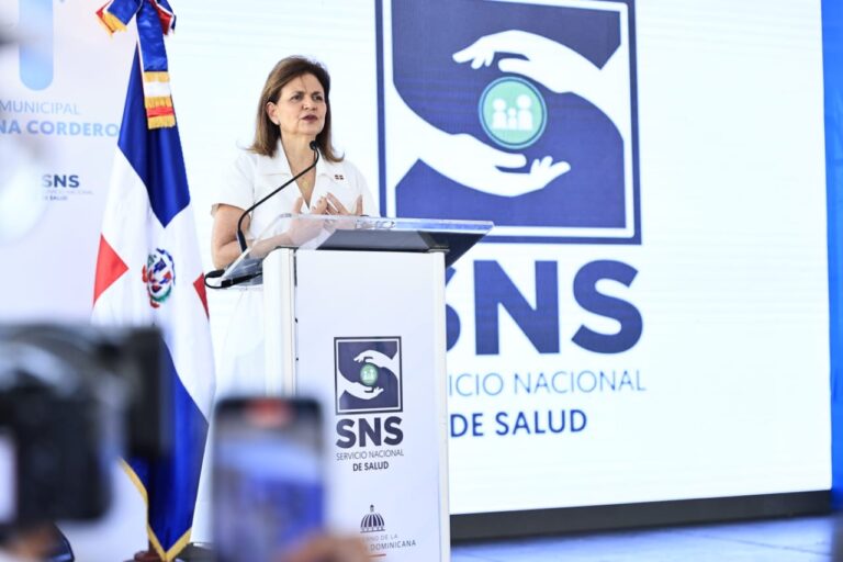 Vicepresidenta entrega ampliada y renovada Emergencia Hospital Municipal Srta. Elupina Cordero en Sabana de la Mar