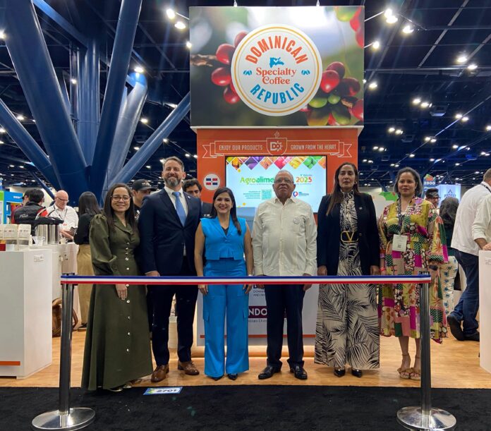 Autoridades de ProDominicana encabezada por Biviana Riveiro, y de INDOCAFE Leónidas Batista Díaz, Leidy Altagracia Rosario, Cónsul General de RD en Houston