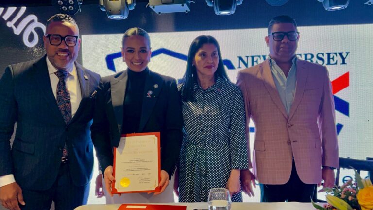 Celines Toribio escucha peticiones de dominicanos en New Jersey y recibe la máxima distinción del presidente del Concilio de la ciudad de Paterson