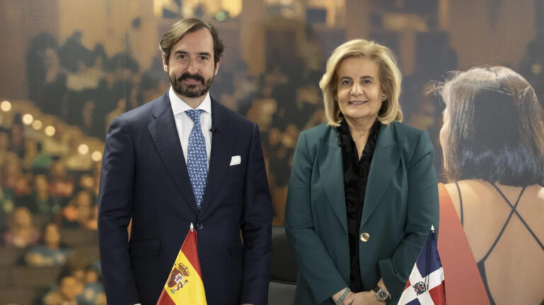 Exministra española imparte una clase en CEF.- Santo Domingo