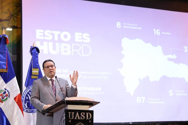 Yayo Sanz Lovatón plantea a estudiantes de la UASD que la logística será el petróleo de RD