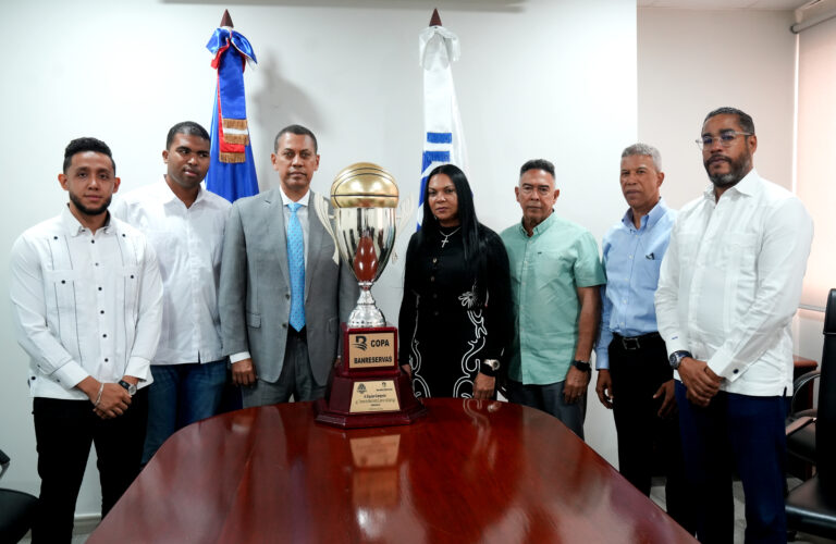 Directiva de equipo campeón de Baloncesto Superior de Santiago dedica trofeo al INDOTEL
