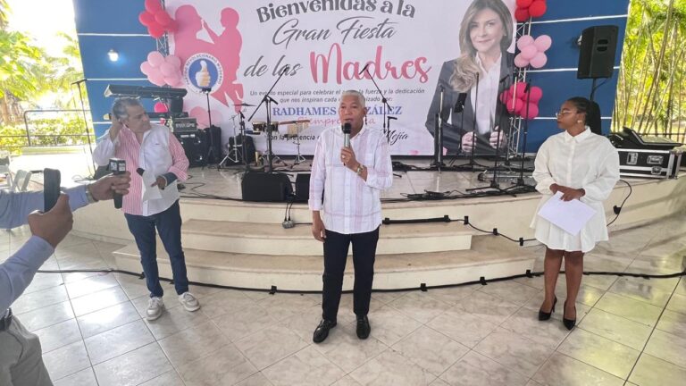 Radhamés González celebra el Día de las Madres junto a más de 500 mujeres en respaldo a Carolina Mejía