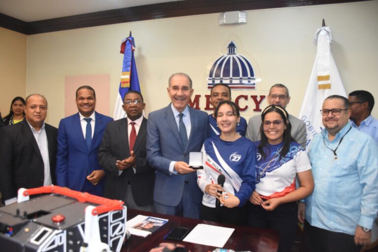 MESCyT otorgará becas al equipo Apolo 27 tras ganar seis premios en el Desafío Rover de Exploración Humana de la NASA 2025