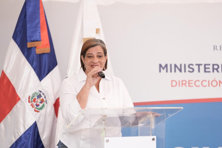 Energía y Minas entrega kits de cocinas limpias a casi un centenar de familias de El Valle, Hato Mayor