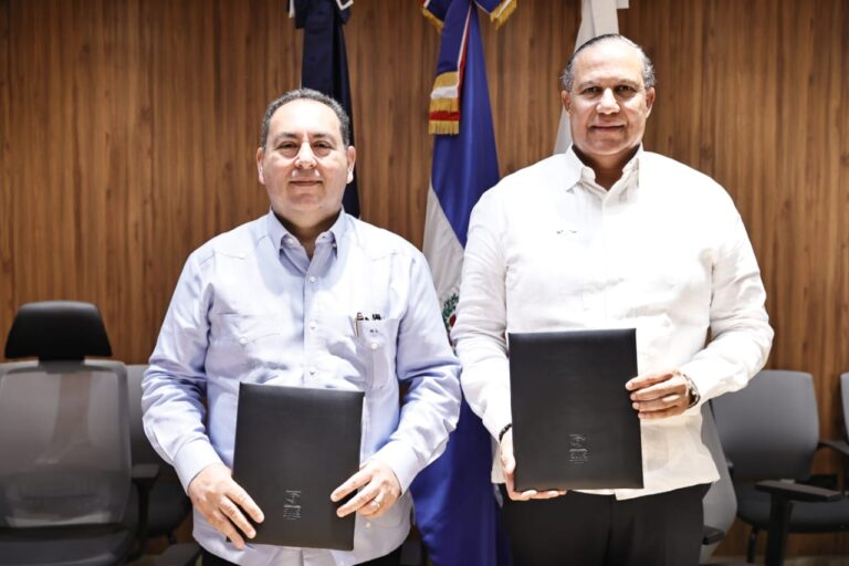 SNS firma tres acuerdos para impulsar mejorasen laboratorios, investigación y accesibilidad en la Red Pública