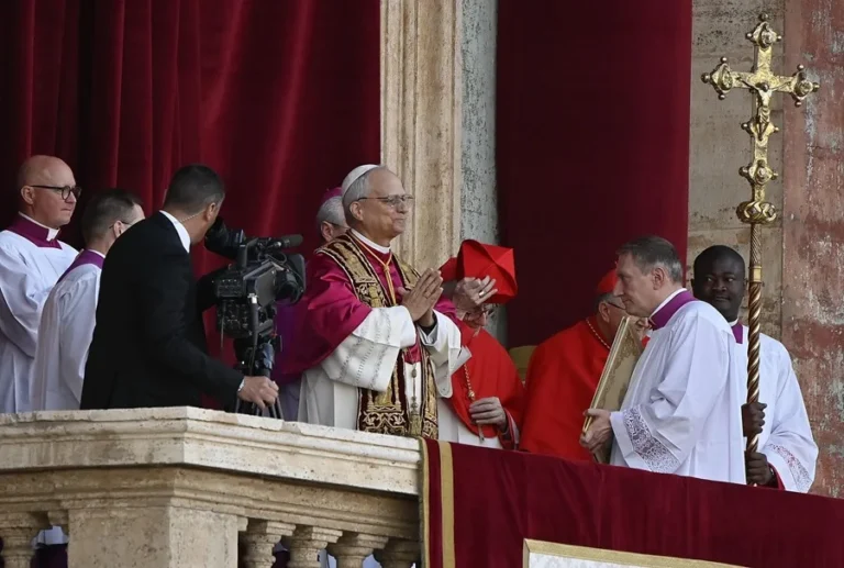 Los cardenales eligen a un papa de corazón latinoamericano y en continuidad con Francisco